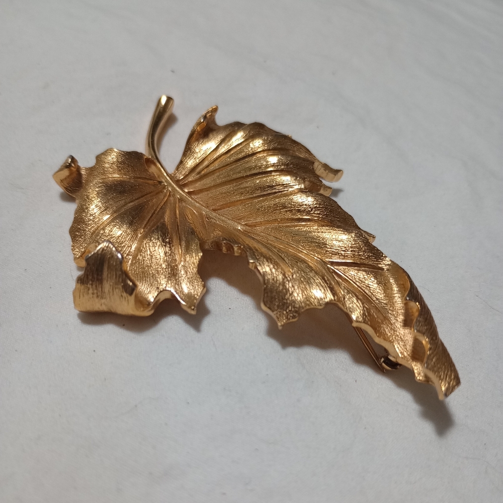 Trifari Gold Leaf Brooch Festival Fit Birthday Old Money Fauna Fall Gold Brushed - Picture 8 of 11